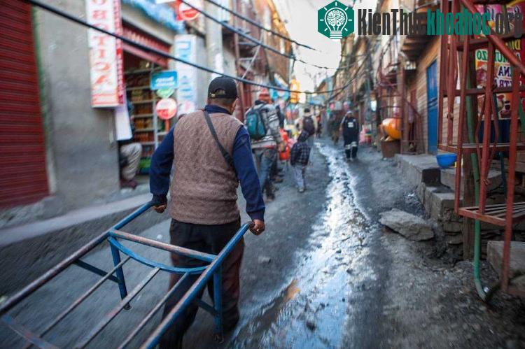 Khách du lịch dĩ nhiên không lựa chọn địa điểm này để dừng chân bởi lẽ ở đây không hề có bệnh viện, cửa hàng ăn hay khách sạn nào