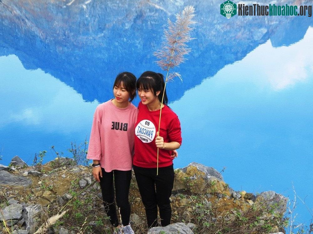 Độ đậm nhạt của màu xanh hồ nước xã An Sơn thay đổi nhiều lần trong ngày, tuỳ thuộc vào mây trời.