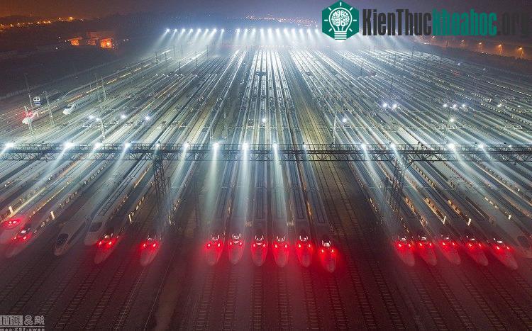 Tàu cao tốc xếp hàng chuẩn bị cho cuộc di dân lớn nhất lịch sử loài người ảnh 3