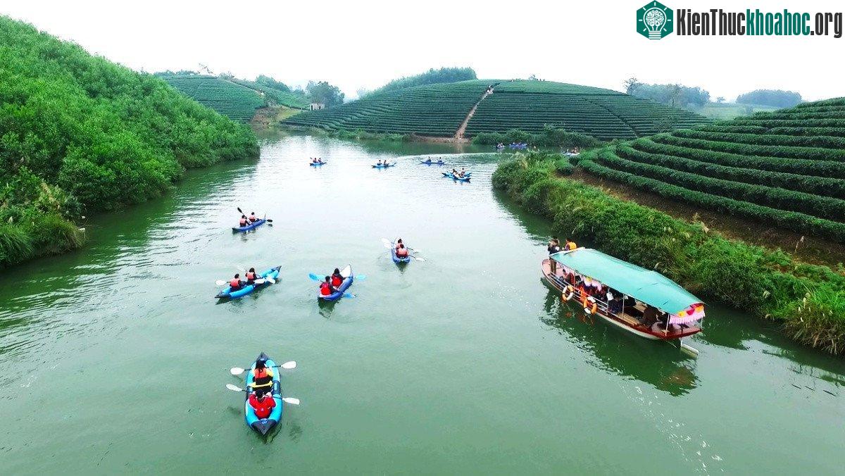 Tháng 12, các thành viên câu lạc bộ kayak Hạ Long đã mang đến những đảo chè một loại hình trải nghiệm mới là khám phá bằng thuyền kayak.