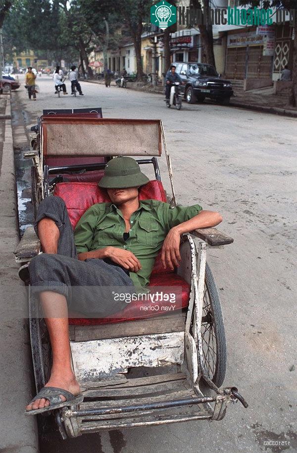 Giấc ngủ trưa của người lái xích lô.