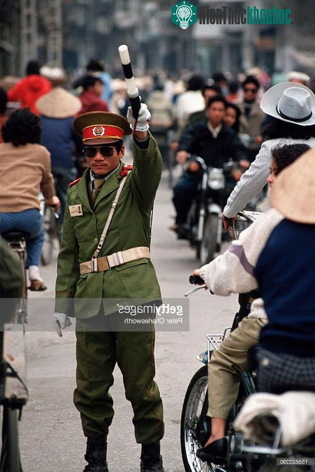 Người cảnh sát điều khiển giao thông ở khu phố cổ Hà Nội.