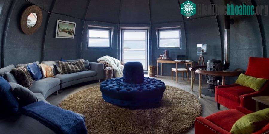 Khách sạn gồm có 6 nhà vòm dạng "kén ngủ" (sleeping pod) và những khu nhà khác như bếp, phòng ăn hay phòng khách.