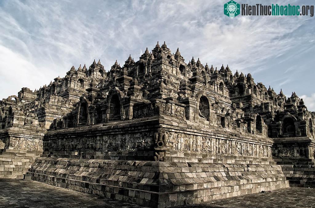 Cấu trúc Borobudur gồm 9 tầng chồng lên nhau, tầng trên nhỏ hơn tầng dưới, tổng chiều cao 42m, tương đương chiều cao của một tòa nhà 10 tầng hiện đại.