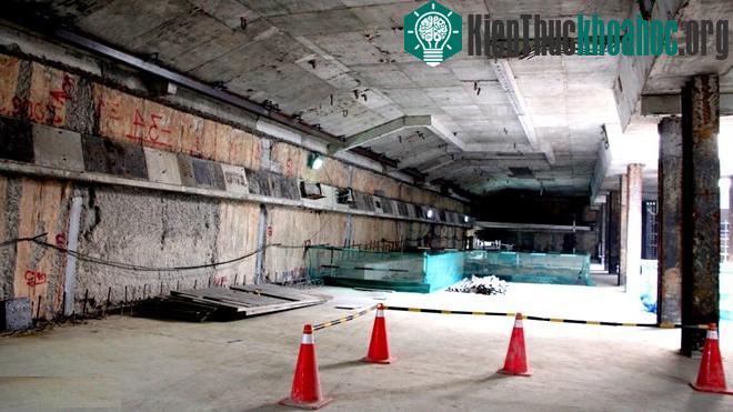 Theo quy hoạch, Tầng 1 gồm: sảnh đợi, máy bán vé, cổng thu phí tự động, nhà vệ sinh và phòng hướng dẫn thông tin cho hành khách.