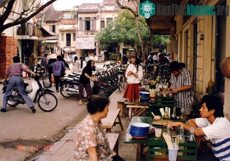 Cửa hàng ăn uống và những chiếc Cub thời thượng của hơn 20 năm trước.