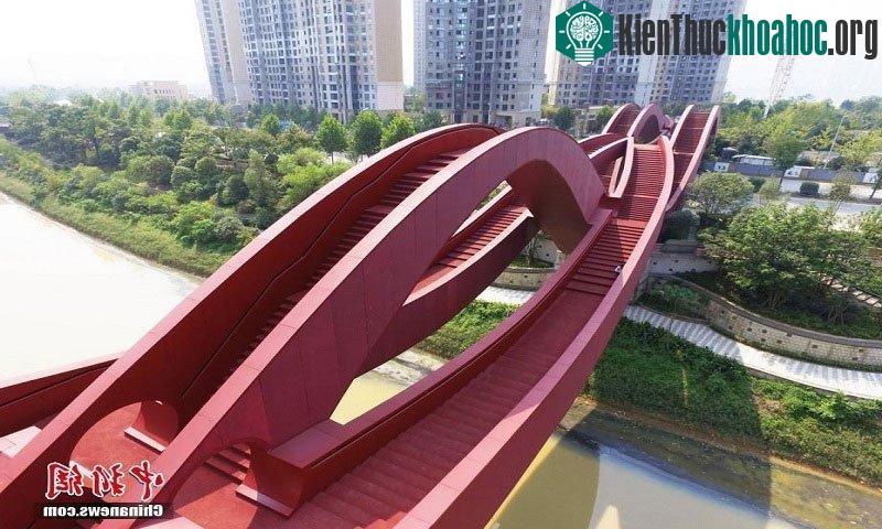 Chủ đầu tư cho biết cây cầu dành riêng cho người đi bộ, nó rất an toàn và thích hợp với những người muốn luyện tập thể dục.