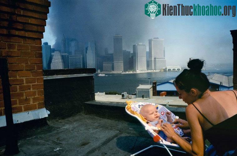 Bà mẹ trẻ dỗ dành con nhỏ trên tầng mái của một ngôi nhà ở Brookly