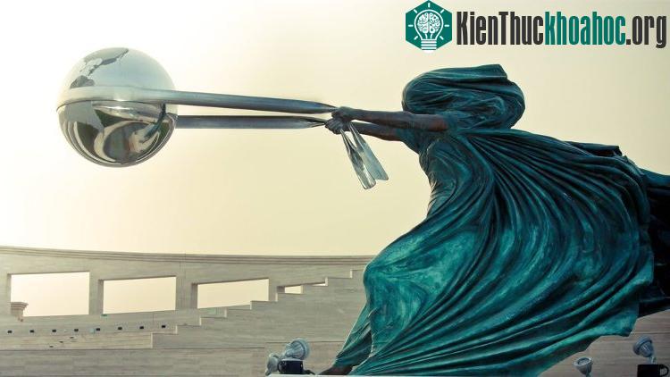 Tác phẩm "Force Of Nature" là một trong chuỗi các tác phẩm điêu khắc của nghệ sỹ người Italia Lorenzo Quinn