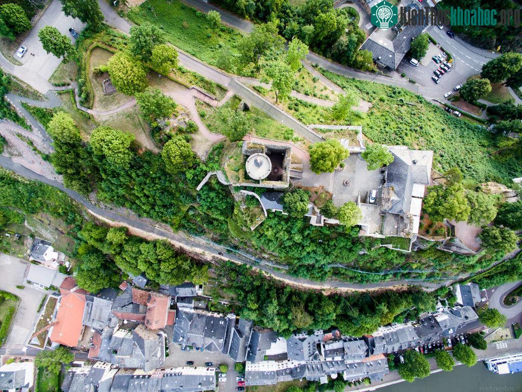 Lâu đài Saarburg ở Rhineland-Palatinate nhìn từ trên cao. Có thông tin cho rằng công trình xây dựng từ năm 964 và hiện là một trong những lâu đài cổ nhất nước Đức.