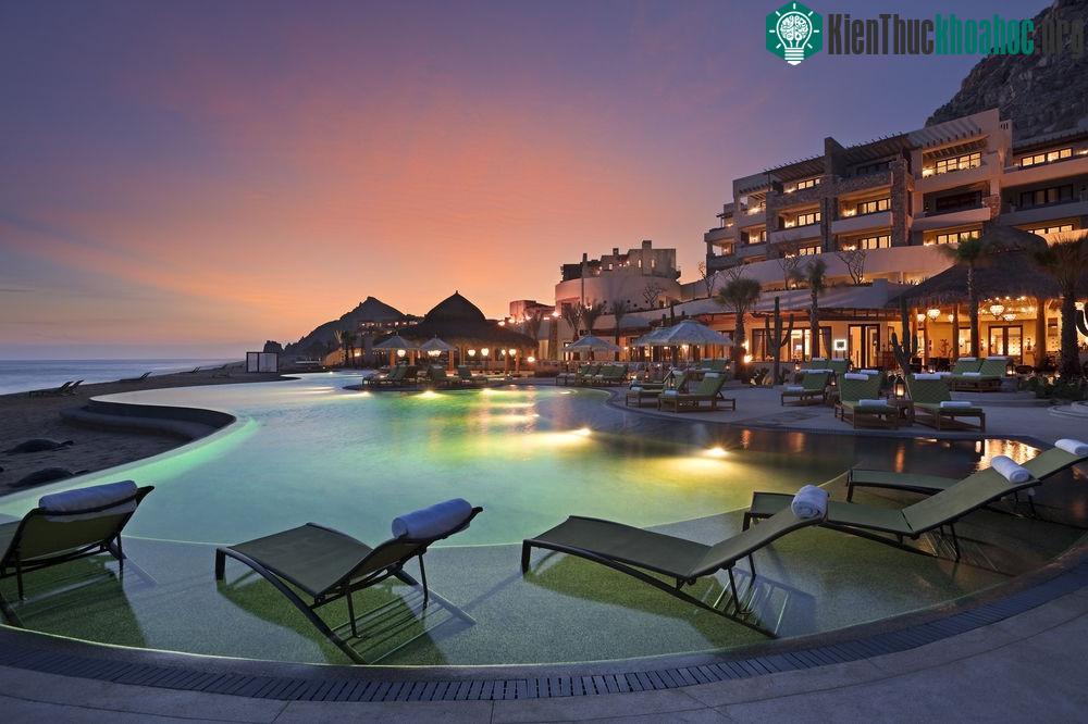 Từ bể bơi vô cực của resort, du khách có thể chiêm ngưỡng cảnh trời biển bao la, và nếu may mắn bạn sẽ nhìn thấy cá voi lưng gù hay cá heo. Hãy gọi một cốc margarita ở quán bar bể bơi và thư giãn t...