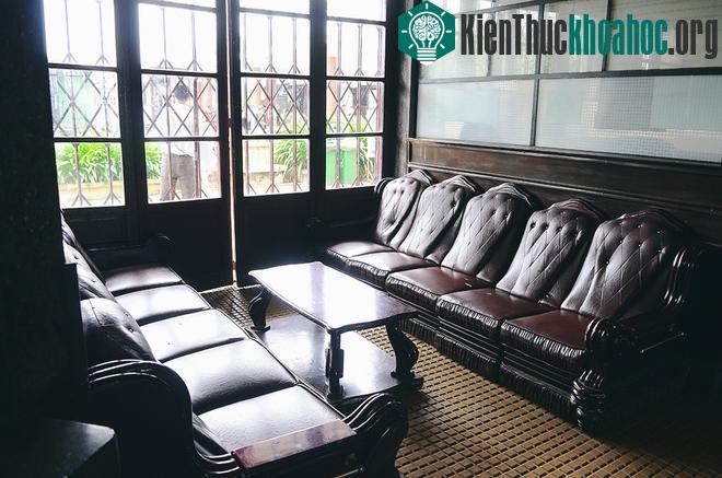 Bên trong không gian chính, những đồ dùng như bàn ghế, quầy mua vé, ... vẫn còn được giữ nguyên thiết kế ngày trước. Những món đồ trải qua mấy mươi năm mang lại cho du khách bức tranh thực tế của n...