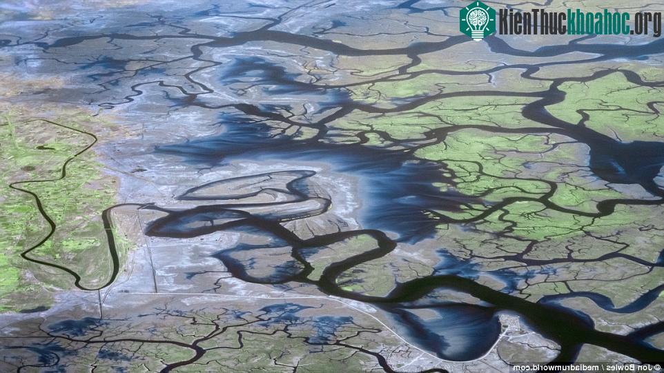 Đồng bằng châu thổ sông Hằng là đồng bằng lớn nhất thế giới, trong ảnh là phía bên Bangladesh. Đây cũng là con sông linh thiêng nhất với người theo đạo Hindu.