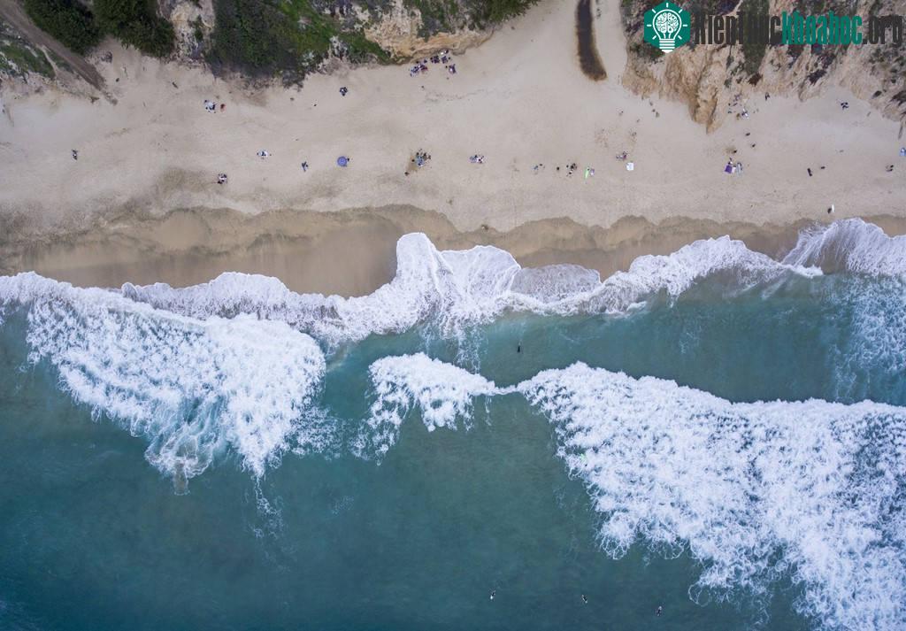 Bãi biển Gray Whale Cove tuyệt đẹp với những vách đá hùng vĩ, cát mịn và sóng lớn ở California.