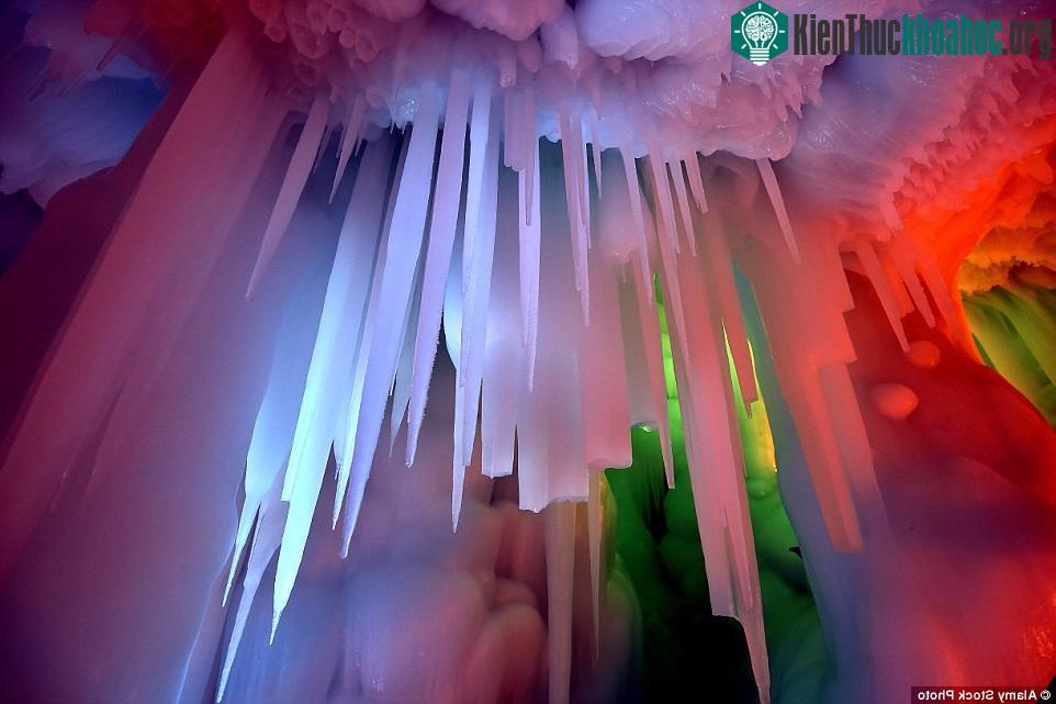 Du khách có thể ở trong hang khoảng 1 tiếng đồng hồ. Hang được thắp sáng nhờ 200 bóng đèn đủ màu.
