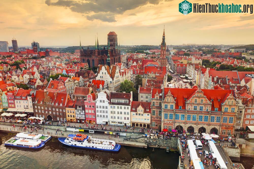 Gdansk, Ba Lan: Thành phố cổ này tọa lạc trên bờ biển Baltic có một bầu không khí độc đáo với hàng chục quán cà phê ấm cúng, những viện bảo tàng, hội chợ, triển lãm... Đây là nơi tất cả mọi người s...
