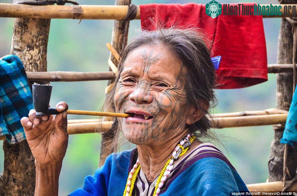 Khi một bé gái đến tuổi dậy thì (khoảng 12-14 tuổi), cô bé được coi là đã đủ tuổi để xăm mình – biểu tượng của sự trưởng thành.