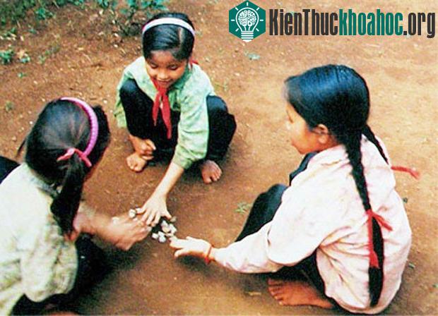 Trò đánh sỏi là niềm ưa thích của con gái mỗi giờ ra chơi.