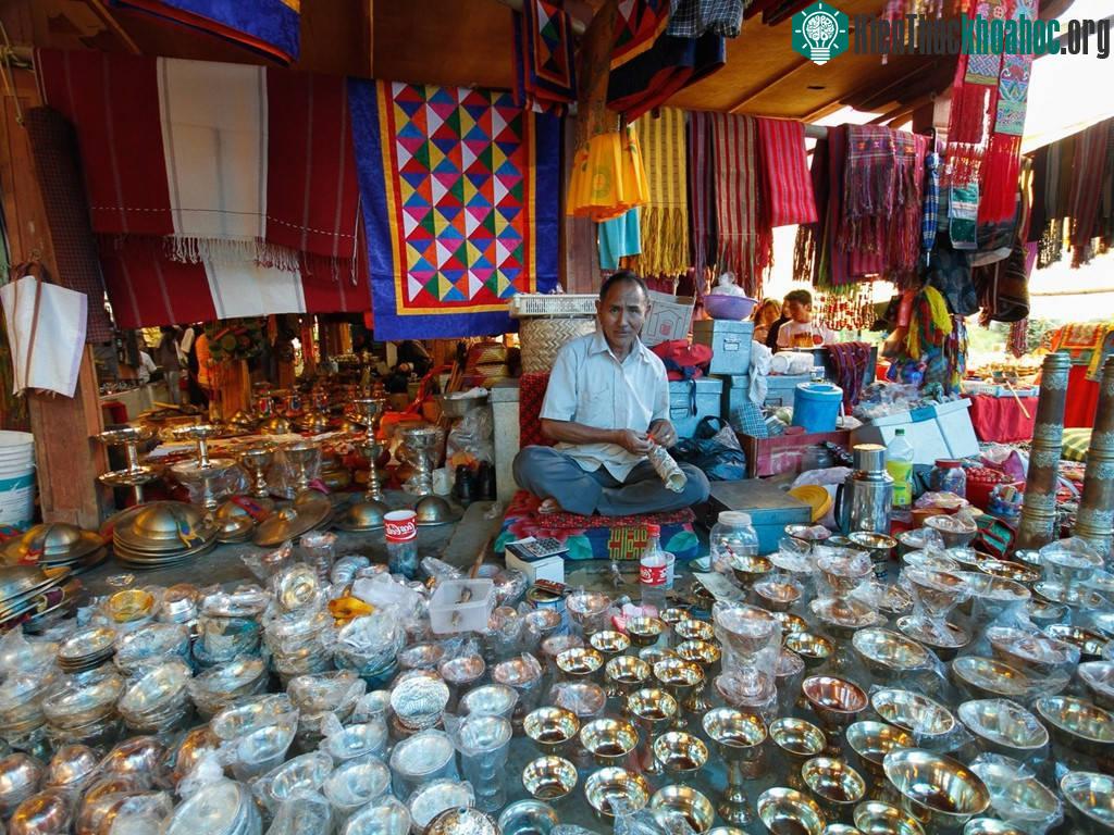 Một gian hàng ở chợ Thimpu. Đồng rupee Ấn Độ được sử dụng rộng rãi ở Bhutan tới năm 1974, khi quốc gia này ban hành đồng tiền riêng - đồng ngultrum.