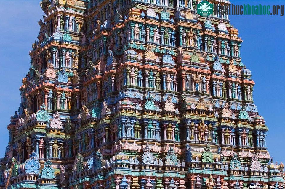 Quần thể đền nằm trên diện tích hơn 18 ha, bao gồm một số đền thờ nữ thần Meenakshi, nữ thần Parvati, vợ của thần Shiva trong đạo Hindu.