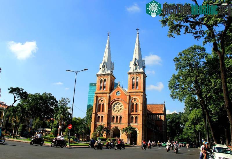Nhà thờ Đức Bà năm 1863. Tên chínaNgày nay đây là một công trình kiến trúc thật sự có giá trị rất lớn về mặt lịch sử và nghệ thuật kiến trúc xây dựng. thức "Vương cung thánh đường chính tòa Đứ...