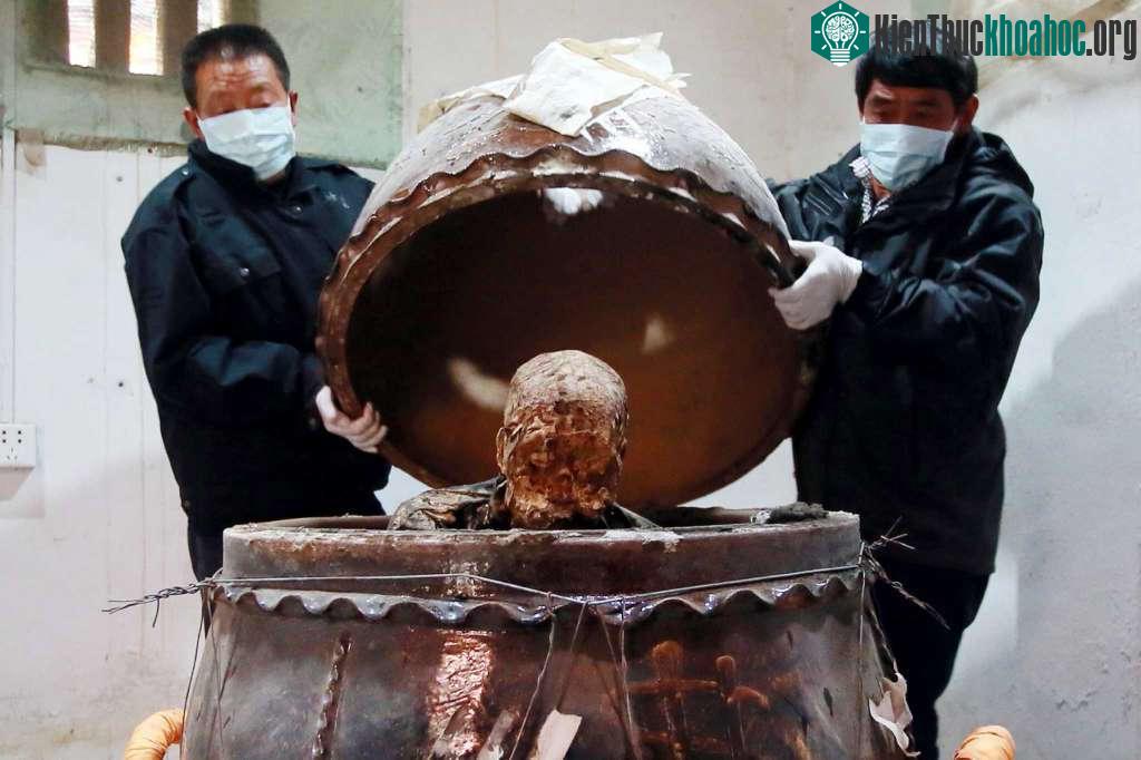 Ngay sau khi Phúc Hậu viên tịch, hai chuyên gia ướp xác lau sạch pháp thể nhà sư, xử lý qua nhiều công đoạn, niêm phong bên trong một chiếc ang sứ lớn ở tư thế kiết già và lưu giữ ở gian thờ tổ tiê...