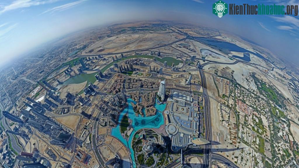 Nhìn từ đỉnh của tòa nhà cao nhất thế giới Burj Khalifa, Dubai, UAE