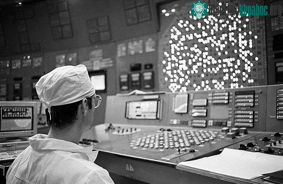 Tượng đài "Taming of the Fire" trên đ4aBên trong nhà máy nguyên tử Chernobyl, Ukraina, Liên Xô, vào đầu những năm 1980.ường phố Kurchatov, dành cho các nhà xây dựng của nhà máy điện hạt n...