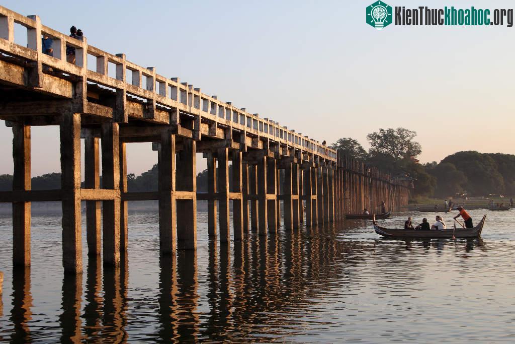 Đến nay, cây cầu có hơn 1.000 cột lớn và hàng nghìn phiến gỗ ghép.