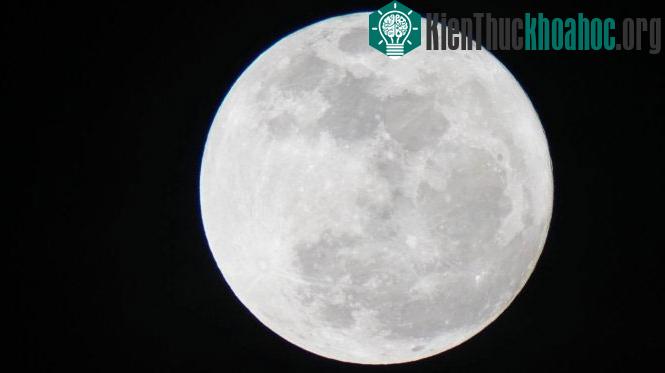 Hình ảnh mặt trăng lúc 18h45 phút