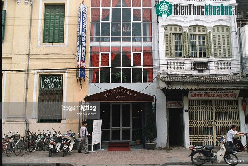 Vẻ cổ kính xen lẫn hiện đại của các tòa nhà trên phố Tràng Tiền.