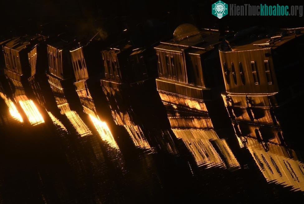 Anh: Những chiếc thuyền lấp lánh trong ánh mặt trời vào cuối buổi chiều trên kênh Regent tại khu vực Little Venice ở London ngày 30-11