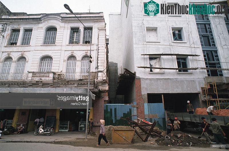 Khung cảnh tương tự tại phố Tràng Tiền.