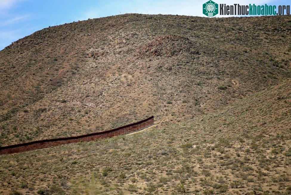 Mỹ: Một khoảng trống tại hàng rào biên giới Mỹ - Mexico bên ngoài Jacumba, California ngày 7-10
