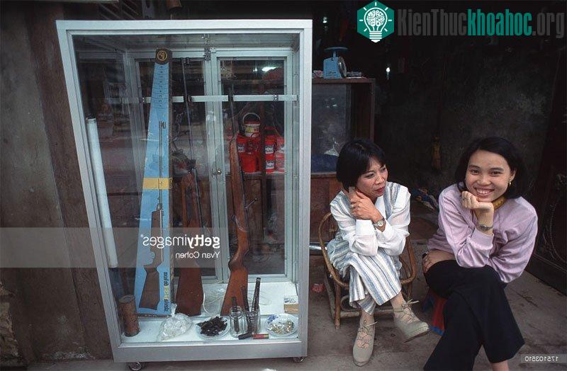 Hai người phụ nữ tại cửa hàng bán súng hơi.