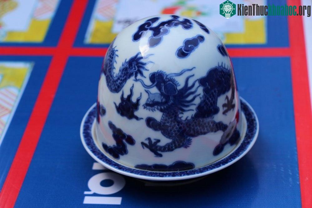Chiếc đĩa và tách chơi đổ vụ rất đặc biệt.