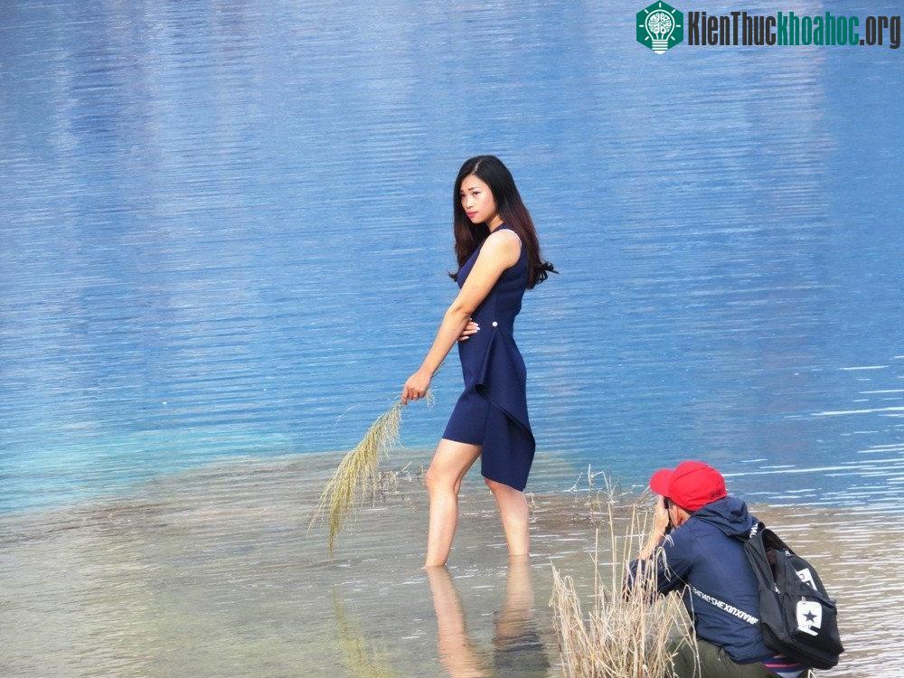 Nhiều bạn trẻ chọn hồ nước xanh làm "nền" cho những bức hình ưng ý.