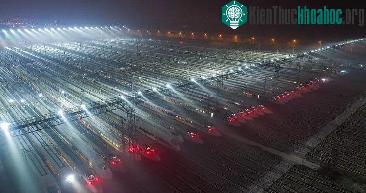 Tàu cao tốc xếp hàng chuẩn bị cho cuộc di dân lớn nhất lịch sử loài người ảnh 4