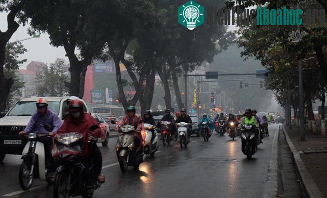 Người đi đường phải bật đèn để đảm bảo an toàn giao thông.