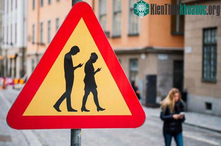 Biển cấm dùng điện thoại thông minh ở Stockholm, Thụy Điển.