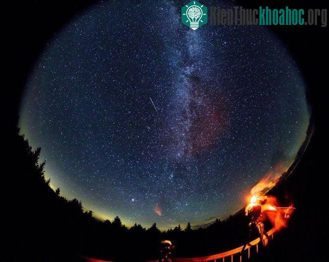 Ảnh chụp theo chế độ phơi sáng 30 giây trên ống kính mắt cá (fish-eye) cho thấy một vệt sao chổi trong cơn mưa sao băng Perseid hàng năm.