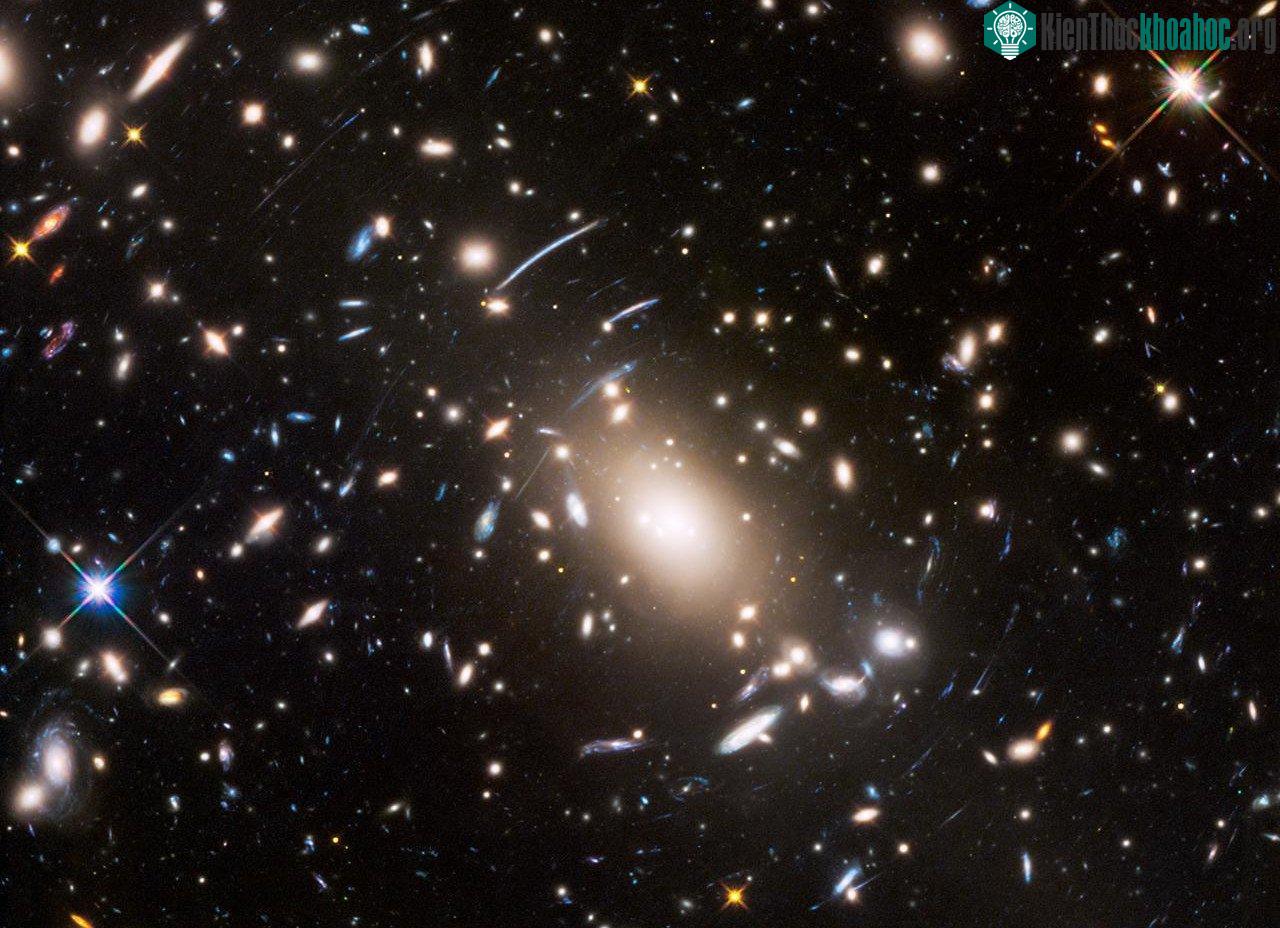 Thấu kính khổng lồ trong vũ trụ. (Ảnh: NASA, ESA, and J. Lotz, STScI).