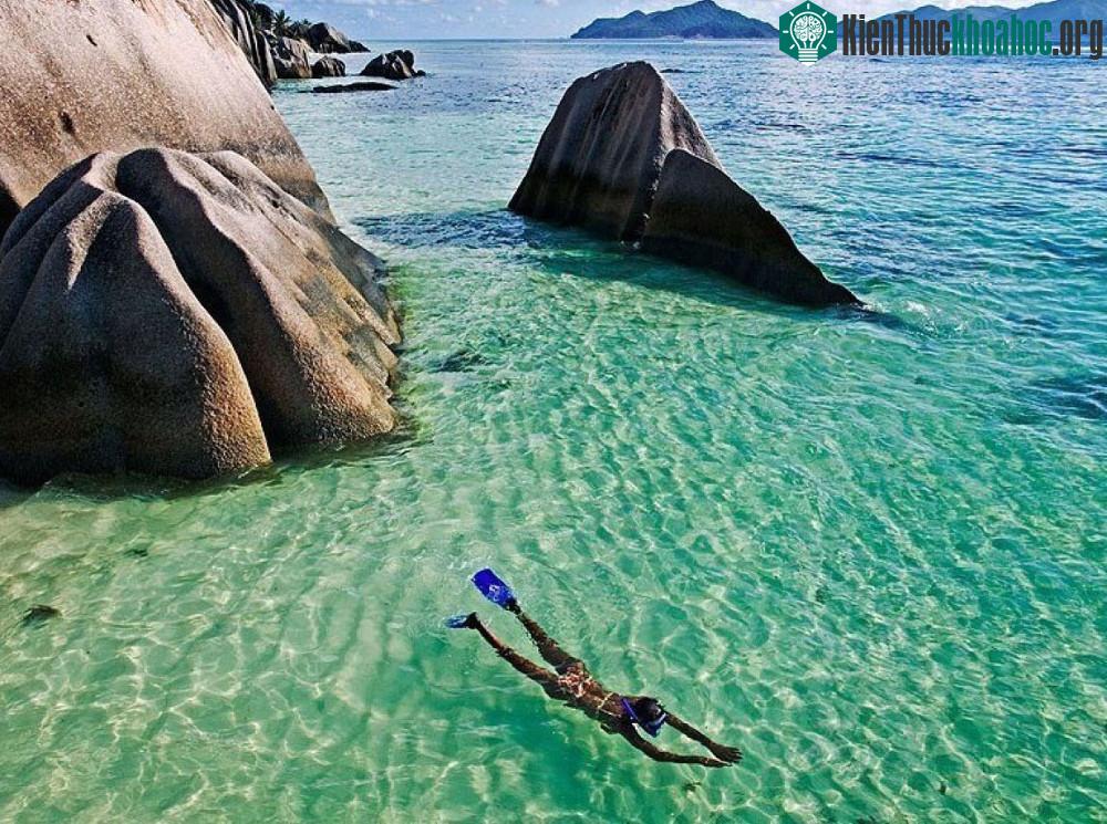 Thời tiết ở Seychelles hiếm khi xuống dưới 24 độ C hoặc tăng lên cao hơn 32 độ C.