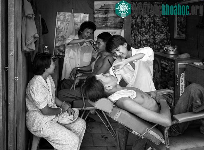 Bên trong một tiệm hớt tóc, 1996.