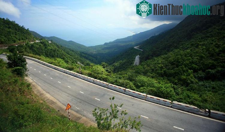 Dưới thời chính quyền Sài Gòn vì nguy cơ tai nạn giao thông trên con đường hẹp nên việc qua lại trên đèo được điều hành bằng cách đặt 3 trạm kiểm soát