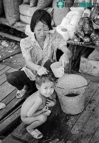 Em bé tắm trên phố, 1994.