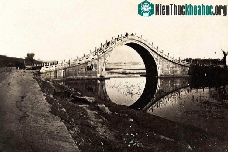 Một cây cầu bằng đá cẩm thạch toạ lạc trong Di Hoà Viên