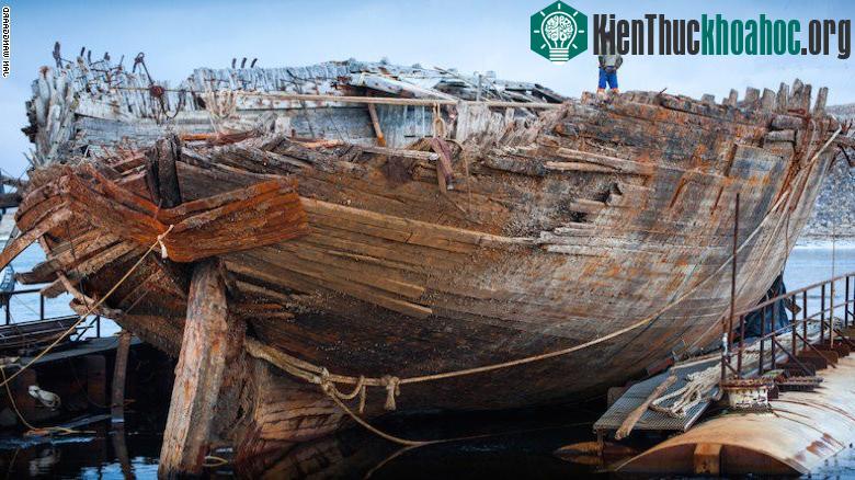 Chiếc tàu trang bị nhiều thiết bị khoa học để phục vụ quan sát khí tượng, địa vật lý và hải dương học.