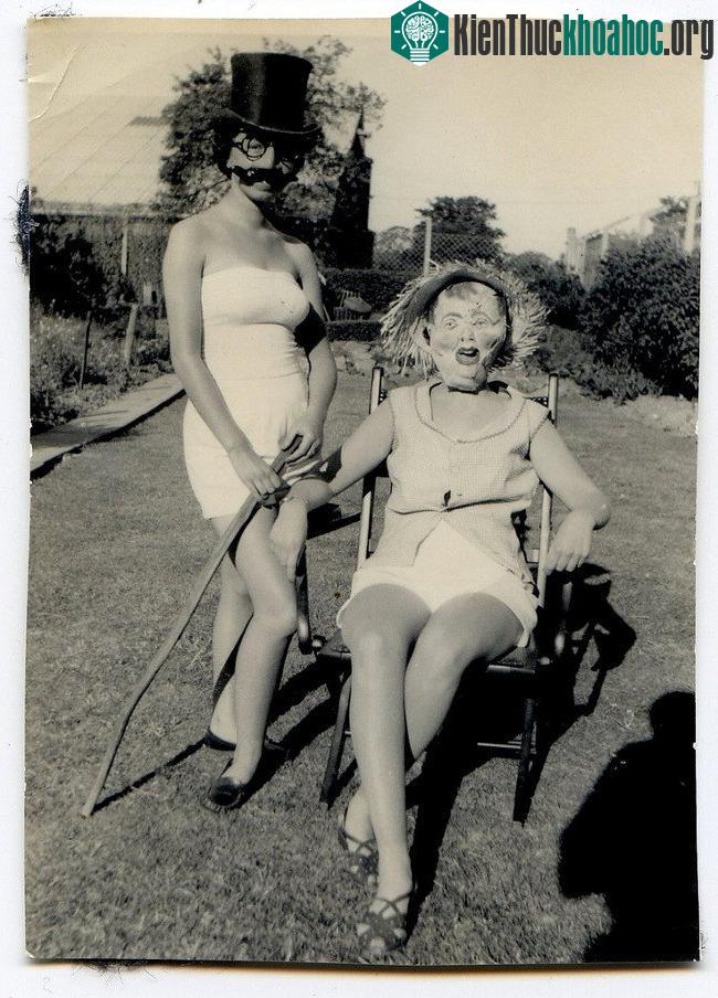 Mỗi người một kiểu trang phục trong dịp Halloween.