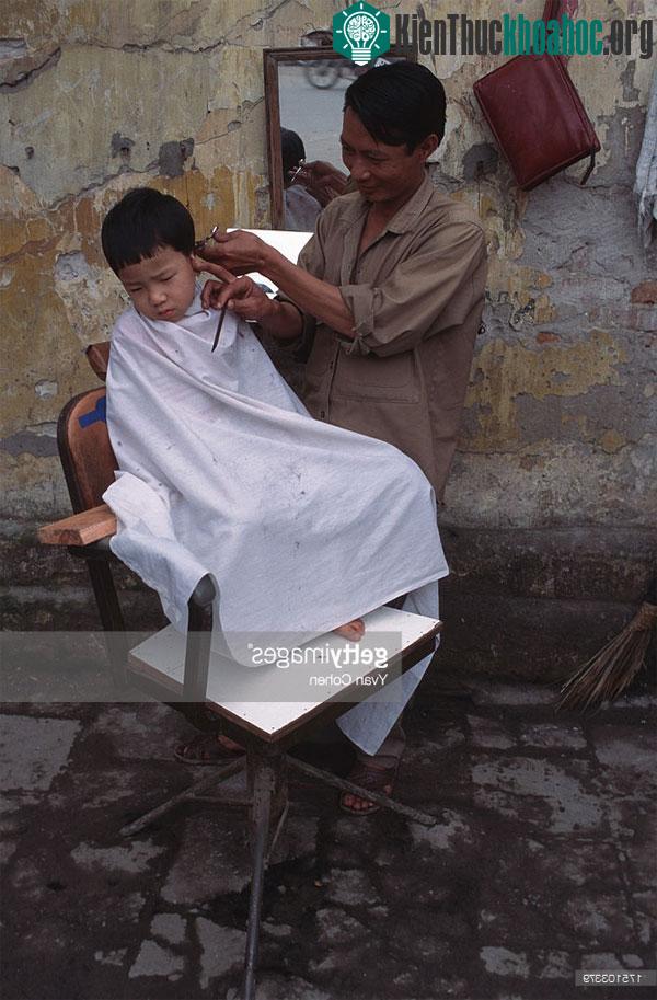 Một hiệu cắt tóc vỉa hè.